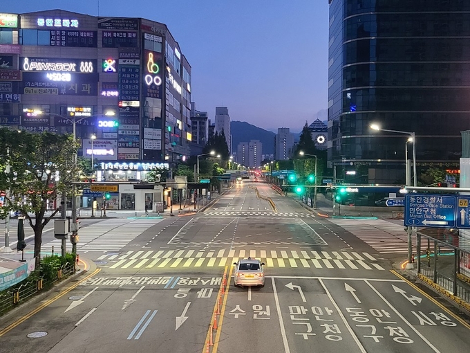 안양시가 스쿨존 특화사업 교통안전시설물 개선,( 범계역 바닥 신호등)