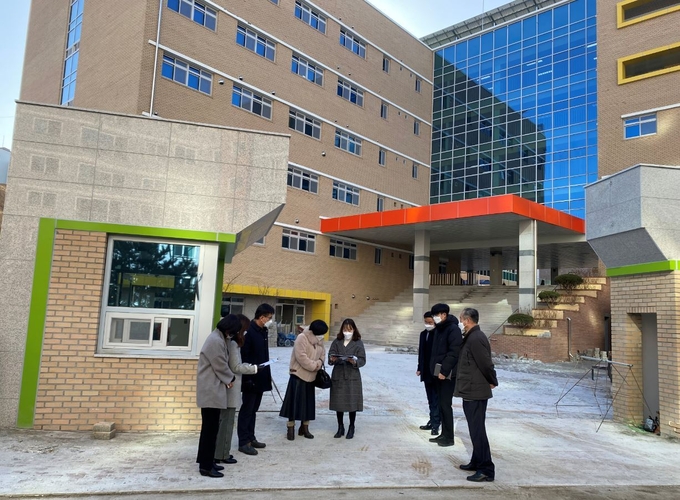 광주하남교육지원청 관계자들이 오는 3월 신설학교 개교를 앞둔 학교의 통학로 안전 확보를 위한 현장점검을 하고 있다. (사진=광주하남교육청 제공)