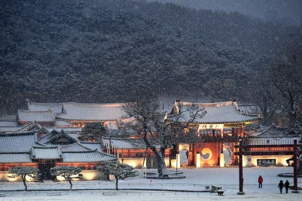 눈내리는 수원 화성행궁 (사진 = 수원시 제공)