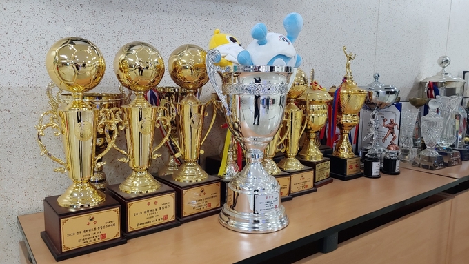 경희대학교 선수들이 획득한 트로피 모습 (사진=김도균 수습기자)