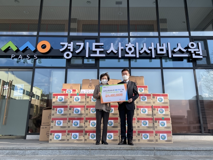 이화순 경기도사회서비스원장(왼쪽)과 권석필 경기도자원봉사센터장(오른쪽)이 경기도먹거리그냥드림코너 후원금을 전달하고 있다(사진=경기도사회서비스원 제공)