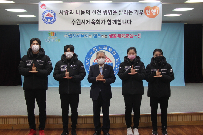 28일 수원시체육회 임직원 및 수원시 직장운동경기부 선수단 등 100명이 '사랑의 헌혈 캠페인'을 펼쳤다. (사진=수원시체육회 제공)