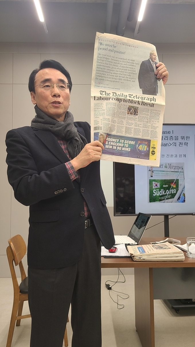 28일 경기신문 본사 1층 회의실에서 이봉수 세명대 저널리즘스쿨 교수가 강의하고 있다. (사진=황준선 기자)