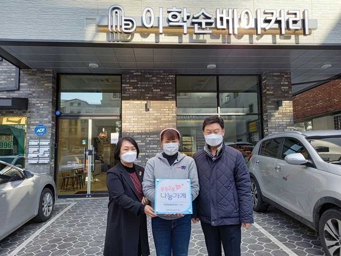 파주 운정2동이 이학순 베이커리에 나눔가게 현판을 전달하고 있다. (사진=파주시 제공)