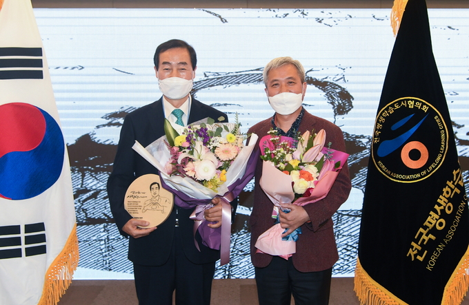 곽상욱 오산시장(오른쪽)이 전국평생학습도시협의회 회장으로 선출돼 기념촬영을 하고 있다. (사진=오산시 제공)