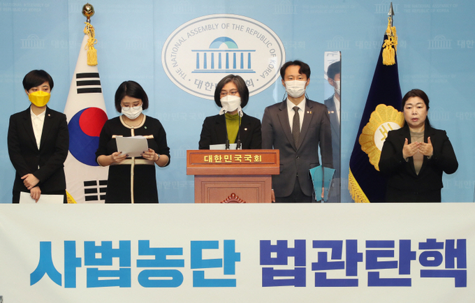 더불어민주당 이탄희(오른쪽 두번재 부터), 열린민주당 강민정, 기본소득당 용혜인, 정의당 류호정 의원이 지난 22일 국회 소통관에서 '사법농단 법관탄핵'을 제안하고 있다. (사진=연합뉴스) 