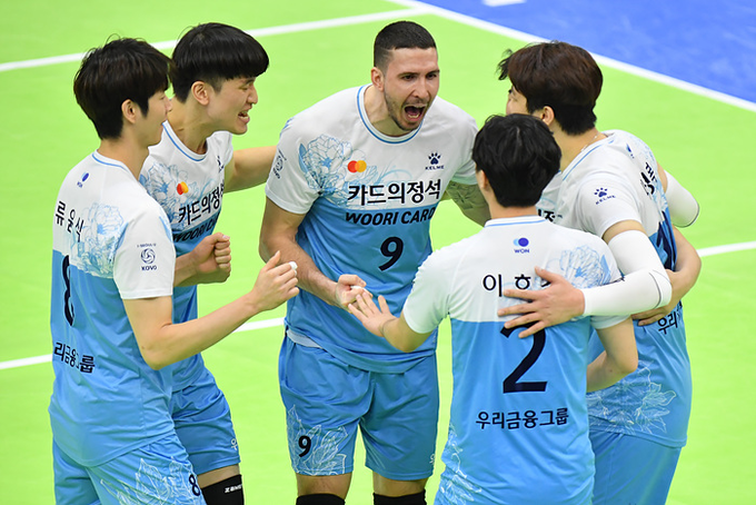 지난 28일 수원실내체육관에서 펼쳐진 2020~2021 도드람 V-리그 한국전력과 우리카드와의 경기에서 우리카드가 승리를 거둔 후 선수들이 기뻐하고 있다. (사진=KOVO 제공)