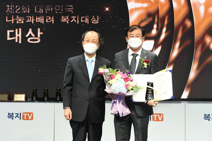 시상자인 조정래 작가와 이희창 시의원. (사진=양주시의회 제공)