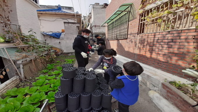 구리시종합사회복지관이 지난 28일 후원증서 전달 및 연탄 전달 봉사 활동을 하고 있다. (사진=구리시종합복지관 제공)