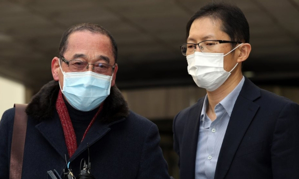 서초구 서울중앙지방법원 앞에서 선고공판을 마친 후 황상만 형사(왼쪽)와 박준영 변호사가 기자회견을 하고 있다. (사진=연합뉴스)
