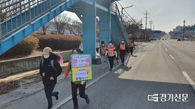 31일 천안명가호두과자에서 평택역까지 행진 중인 김진숙 희망 뚜벅이 행렬. (사진=김기현 기자)