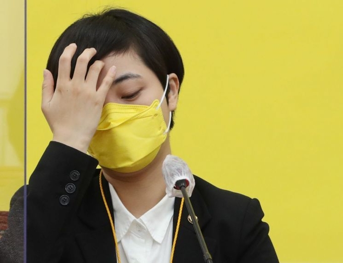 정의당 류호정 의원이 26일 오전 서울 여의도 국회에서 열린 의원총회에서 굳은 표정을 하고 있다. 사진= 연합뉴스 