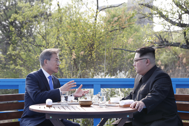 문재인 대통령과 북한 김정은 국무위원장이 2018년 4월 27일 오후 판문점 도보다리에서 대화하고 있다. (사진= 연합뉴스) 