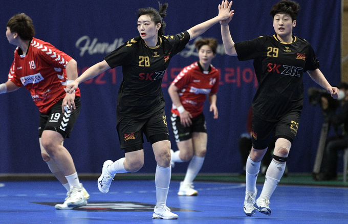 SK슈가글라이더즈가 지난 31일 삼척시민체육관에서 열린 2020~2021 SK핸드볼코리아리그 부산시설공단과의 경이에서 26-26 무승부를 거뒀다. 사진은 지난 1월 1일 부산시설공단과의 경기에서 유소정이 득점 후 조수연과 기뻐하고 있다. (사진=대한핸드볼협회 제공)