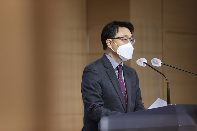 김진욱 고위공직자범죄수사처 처장이 지난 28일 오후 정부서울청사 브리핑실에서 차장과 수사처 검사 인선 등에 관한 입장 발표를 하고 있다. (사진=연합뉴스 제공)
