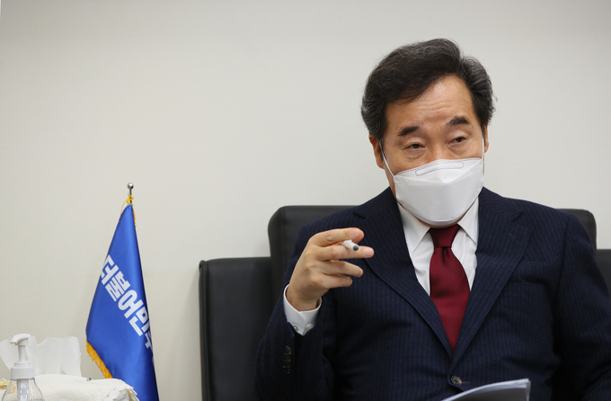  더불어민주당 이낙연 대표가 국회 당대표실에서 연합뉴스와 2021년 신축년 새해를 맞아 인터뷰하고 있다. (사진=연합뉴스)