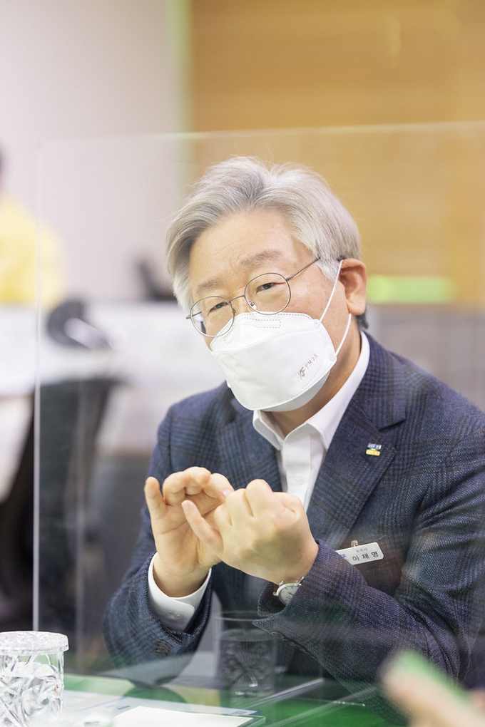 지난해 28일 오후 이재명 경기도지사가 도청 출입기자실을 방문해 출입기자들과 환담을 나누고 있다. (사진= 경기도 제공)