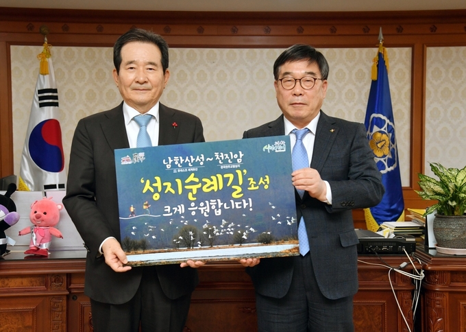 신동헌 광주시장이 정세균 국무총리를 만나 관내 수질보전과 특대고시, 폐지, 건의 등 지역 현안에 대해 논의하고 중앙정부차원에서의 협조를 당부하고 있다.