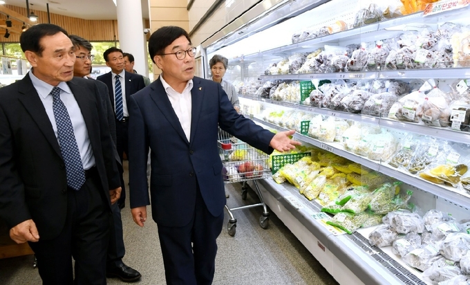 신동헌 광주시장이 광주형 로컬푸드 복합센터 매장을 둘러보고 있다.