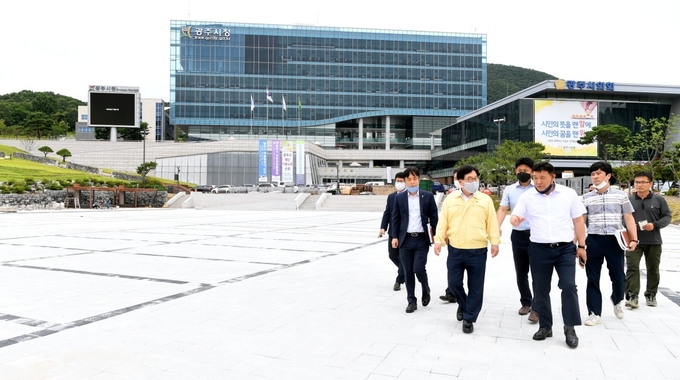 광주시가 시청 앞 광장을 단장해 시민의 품으로 돌려줬다.