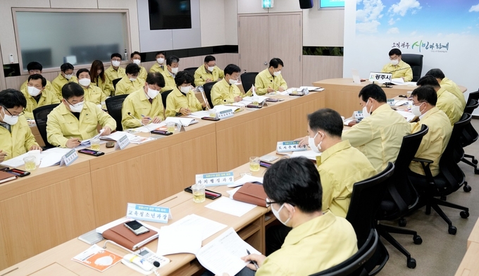 코로나19 심각단계 격상에 따라 신동헌 시장 등 전 간부들이 대책회의를 하고 있다.