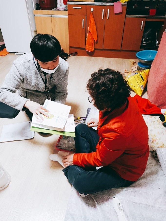 광주시 북부무한돌봄행복나눔센터가 보건복지부에서 2020년 노인맞춤돌봄서비스 수행기관 평가’에서 우수기관으로 선정됐다.돌봄서비스 종사자들이 현장에서 어르신들을 위해 최선을 다하고 있다. (사진=광주시제공)