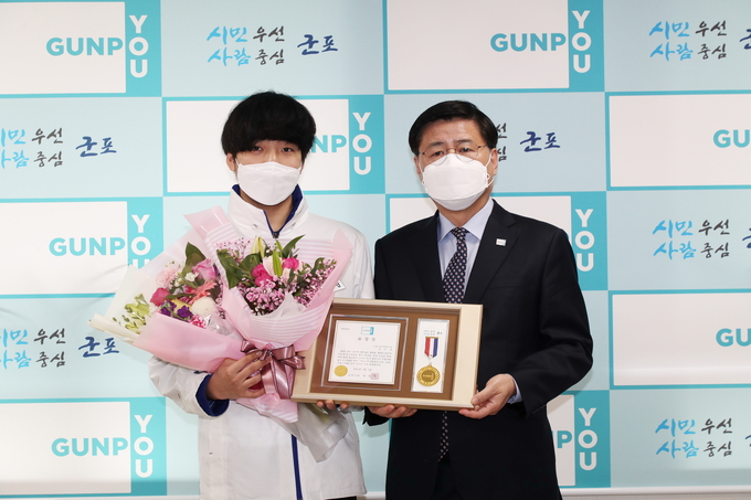 한대희 시장이 김우섭씨에게 모범시민 표창장을 수여했다.