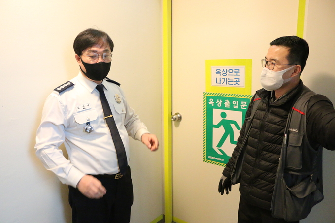 구리소방서 김전수 서장이 지난 26일 갈매아이파크아파트에서 옥상 비상구 안전관리 컨설팅을 실시하고 있다. (사진=구리소방서 제공)