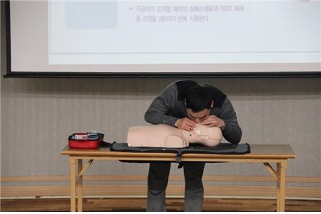 용인도시공사가 직원들을 대상으로 진행했던 응급조치 교육 모습 (사진=용인도시공사 제공)