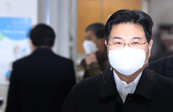 홍문종 전 우리공화당 의원이 1일 오후 서울 서초구 서울중앙지방법원에서 열린 '70억대 배임·횡령' 관련 1심 선고공판에 출석하고 있다. (사진=연합뉴스)