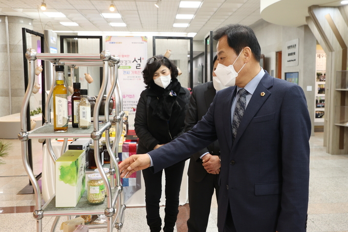 경기도의회 장현국 의장이 설맞이 경기우수농산물 특별전시회를 둘러보고 있다(사진=경기도의회 제공)