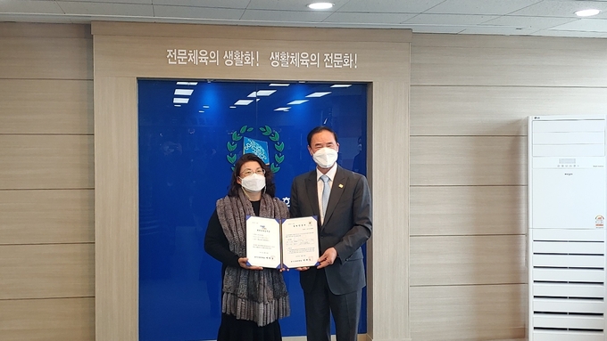 경기도체육회 이원성 회장(오른쪽)이 오명옥 경기도우슈협회장(왼쪽)에게 인준서를 전달했다. (사진=김도균 수습기자)