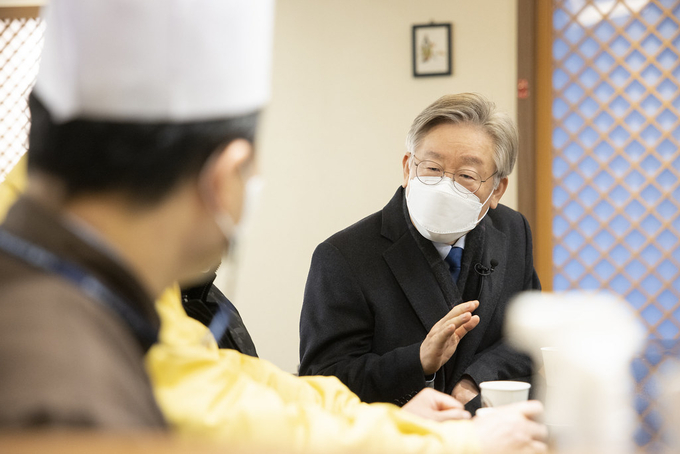 1일 오후 경기도 안양시 귀인동 먹거리촌 일대에서 이재명 경기도지사, 최대호 안양시장이 착한 임대인 운동에 참여, 귀인동 먹거리촌 식당에 방문해 상가 임대인과 상인들과 대화를 하고있다. (사진= 경기도)