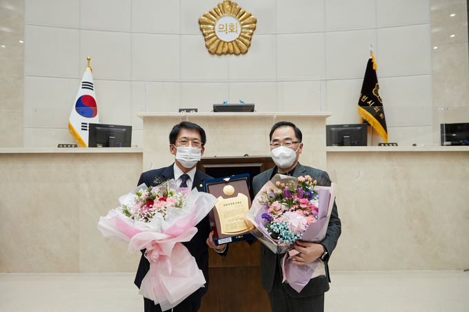 전국시군자치구의회의장협의회에서 지방의정봉사대상을 수상한 용인시의회 김기준 의장 (사진=용인시의회 제공)