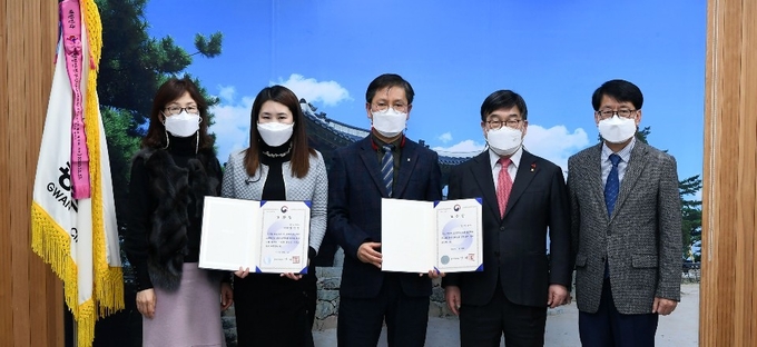 광주시가 ‘2020년 도로명주소 업무평가에서 장관표창을 받아 신동헌 시장과 김광윤 국장, 유지원 과장 등 직원들이 기념사진을 찍고 있다. (사진=광주시 제공)