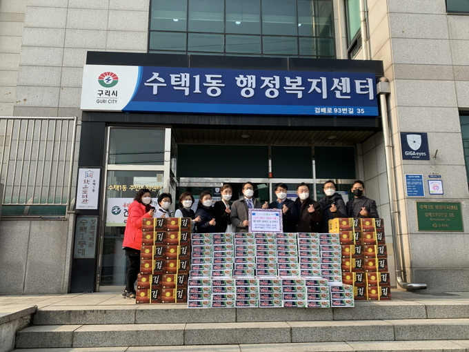 구리시 수택1동이 복지 사각지대 후원 ‘사랑의 물품’ 전달식 진행했다. (사진=구리시 제공)