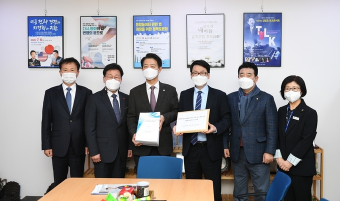 최종환 파주시장이 국회를 방문해 접경지역 평화경제특구법 제정촉구 건의서를 전달하고 있다. (사진=파주시 제공)