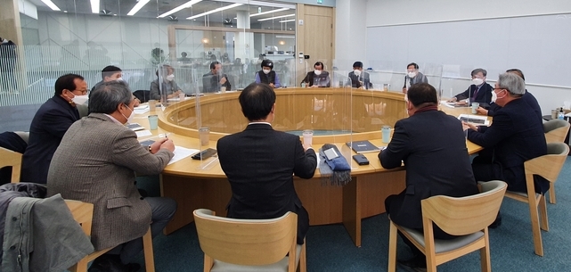 남양주시가 지난달 29일 경기동부상공회의소의 요청으로 정약용도서관에서 관내 기업의 애로사항과 다양한 의견을 수렴하기 위해 경기동부상공회의소 관계자와의 간담회를 가졌다.(사진=남양주시 제공)