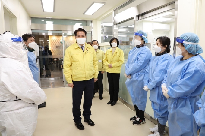 안양시 동안구보건소에 호흡기전담클리닉이 오픈해 최대호 안양시장이 이를 둘러보고 있다.