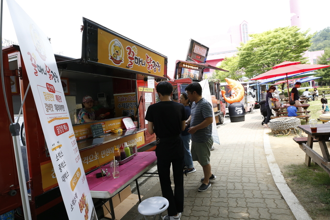 광명시가 안양천햇무리광장 푸드트럭 운영자를 모집한다. 사진은 2019년 광명동굴에서 운영된 푸드트럭. (사진=광명시 제공)