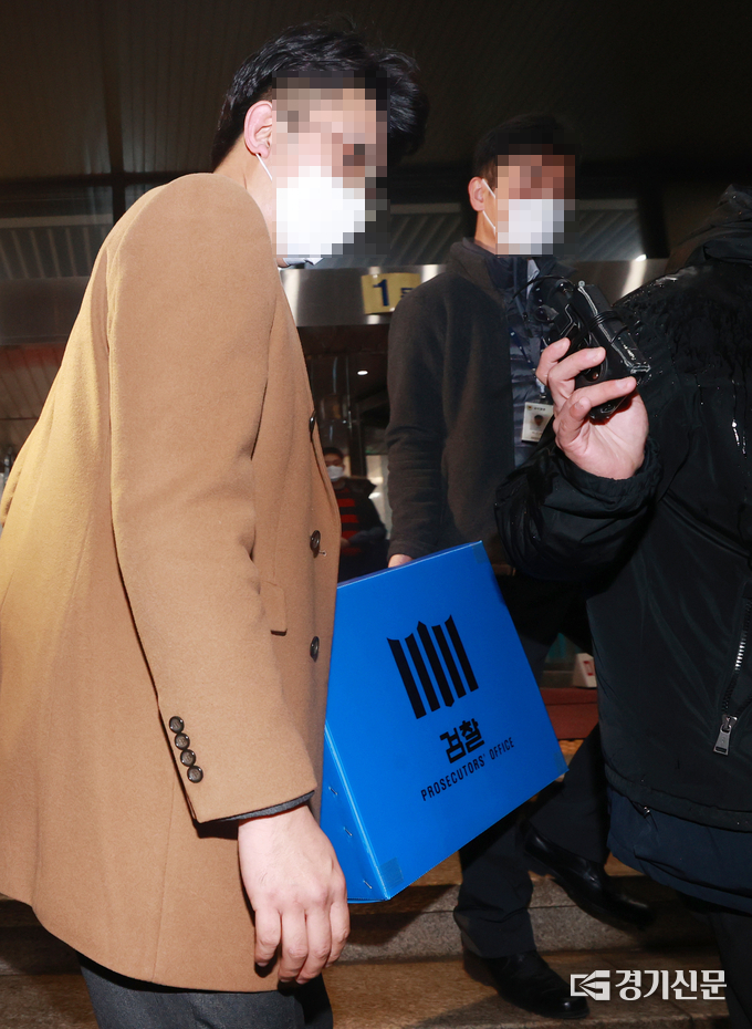 지난달 21일 김학의 전 법무부 차관 출국금지 사건을 수사 중인 수원지방검찰청 관계자들이 법무부 압수수색을 마친 뒤 청사를 나서고 있다. (사진=황준선 기자)