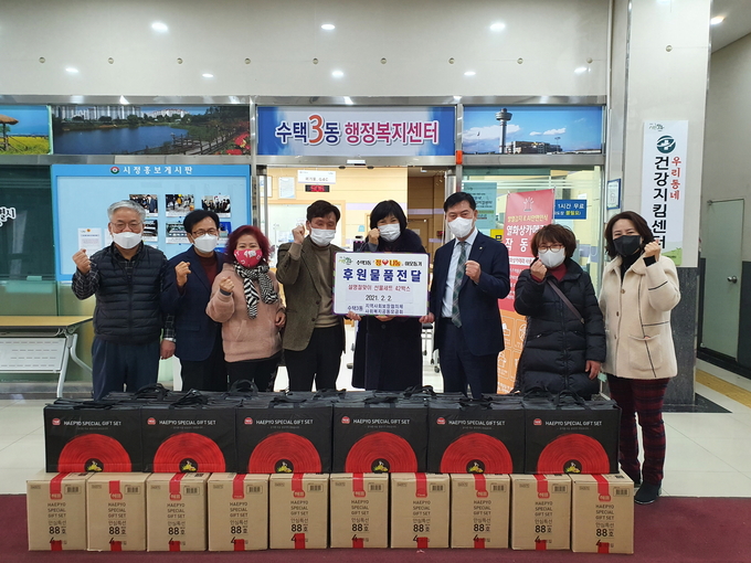구리시 수택3동 지역사회보장협의체가 지난 3일 설 명절 이웃돕기 물품을 전달했다. (사진=수택3동 제공)