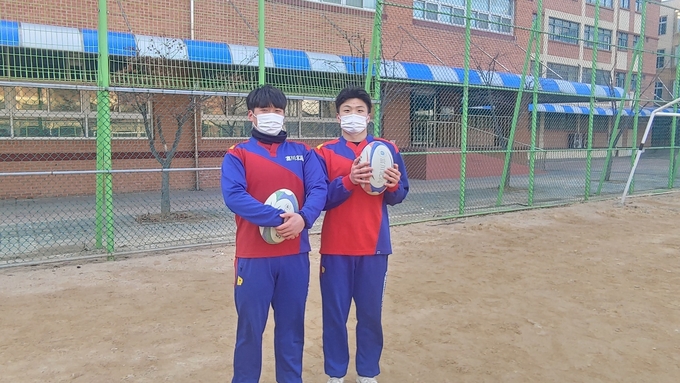 럭비 명문 부천시 북고등학교 주장 홍은기(왼쪽), 부주장 강경묵(오른쪽) 모습 (사진=김도균 수습기자)