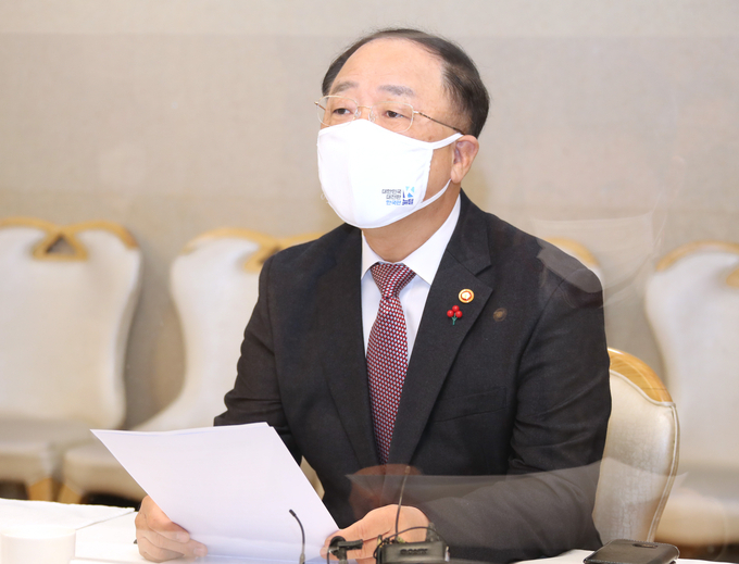 지난해 12월 22일 오전 정부서울청사에서 열린 제12차 부동산시장 점검 관계장관회의에 참석해 발언하는 홍남기 경제부총리 겸 기획재정부 장관의 모습. (사진=연합뉴스)