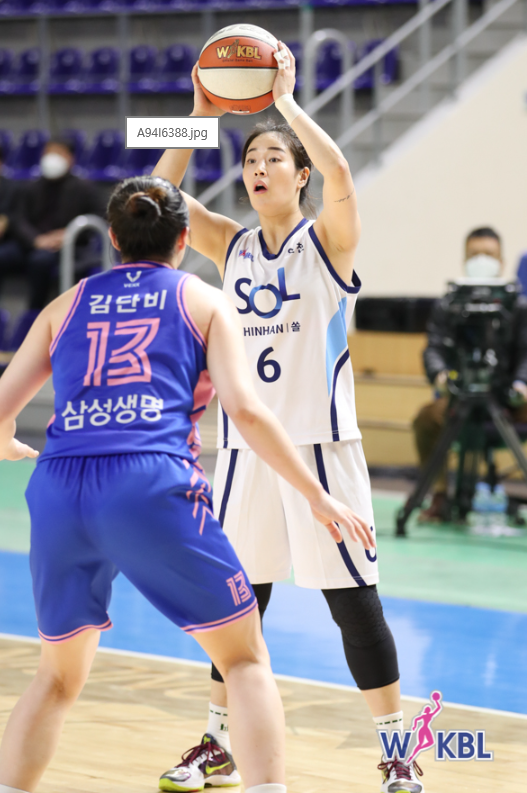 신한은행 김아름이 공격을 이어가고 있다. (사진=WKBL 제공)