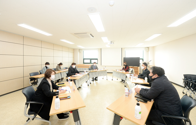 파주시의회 관광체육발전연구단체 의원들이 관내 여행업계 대표들과 간담회를 갖고 있다. (사진=파주시의회 제공)