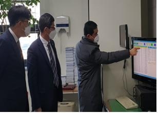 김길수 경기본부 본부장(왼쪽 사진 가운데, 오른쪽 사진 오른편)이 3일 경기 안양시에 위치한<br>
육류 도축업체 ㈜협신식품을 방문해 관계자로부터 설명을 듣고 있다. (사진=농협중앙회 경기지역본부)