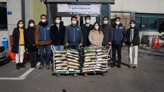 전국공무원노동조합 남양주시지부(지부장 엄강석)는 지난 3일 다문화가정센터와 외국인복지센터를 방문해 소외계층 가정에 설 명절선물을 전달했다. (사진=전국공무원노동조합 남양주시지부 제공)