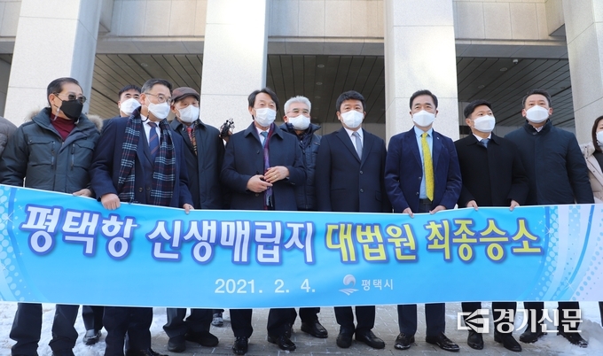정장선 평택시장은 4일 서울 서초동 대법원 법정 밖에서 대법원이 ‘평택당진항 매립지 일부구간 귀속 지방자치단체 결정 취소 소송의 건'에서 최종 승소 결정을 내리자 입장을 밝히고 있다.(사진=평택시의회 제공)