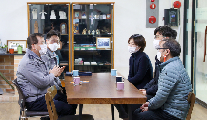 4일 수원시 장안구에 위치한 장애인생활시설 ‘바다의 별’ 관계자들과 얘기를 나누고 있는 김원준 경기남부경찰청장. (사진=경기남부청 제공)